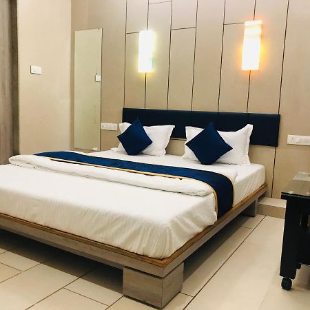 Hotel Blue Berry Gandhinagar Exterior photo