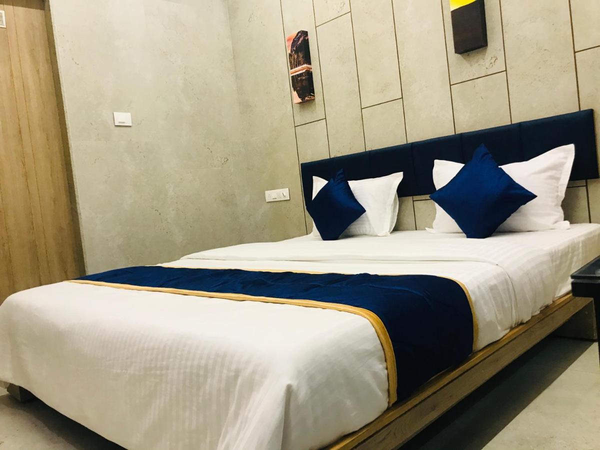 Hotel Blue Berry Gandhinagar Exterior photo