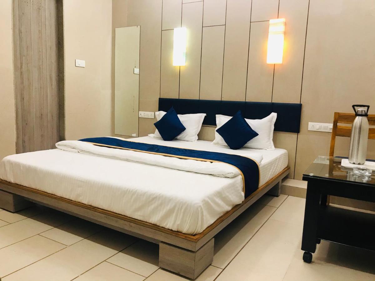 Hotel Blue Berry Gandhinagar Exterior photo